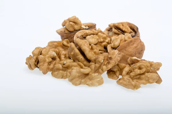 Prasklý vlašský ořech izolované na bílém pozadí — Stock fotografie