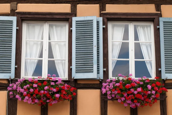 Fereastra unei case în Eguisheim, Alsacia, Franța — Fotografie, imagine de stoc