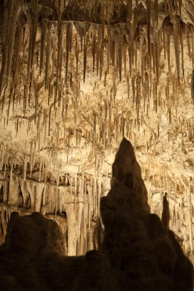 Cuevas de Drach con muchas estalagmitas y estalactitas. Mallorca, España — Foto de Stock