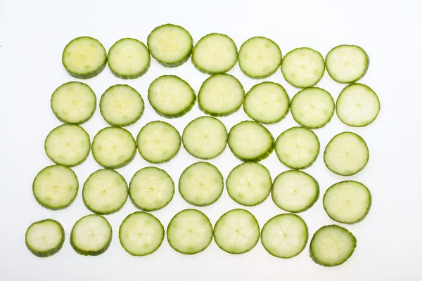 Vers gesneden komkommer geïsoleerd op witte achtergrond — Stockfoto