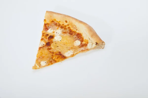 Deliciosa pizza italiana isolada sobre fundo branco — Fotografia de Stock