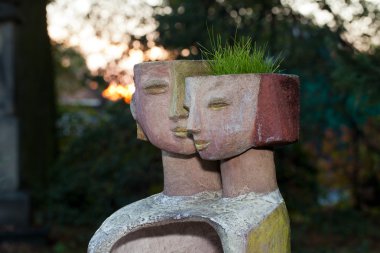 Çiçek saksısı kadınsı kafa şeklinde.