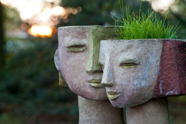 Çiçek saksısı kadınsı kafa şeklinde.