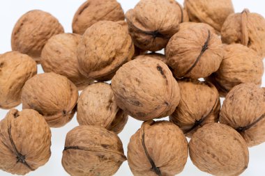 Beyaz arka plan üzerinde izole ceviz yığın