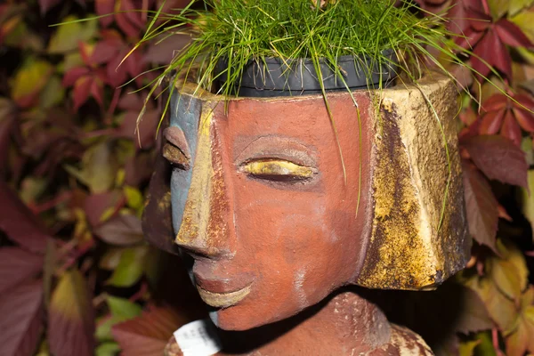 Le pot de fleurs en forme de tête féminine — Photo