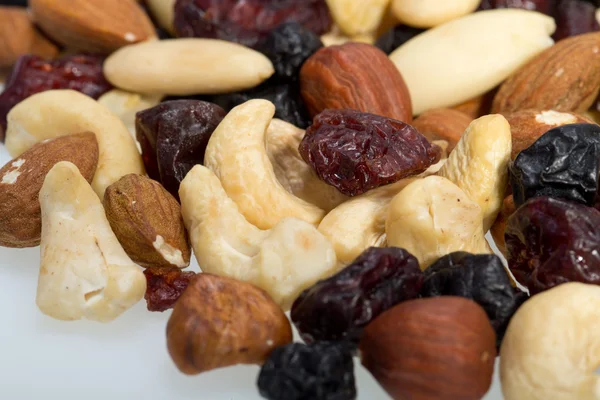 Frutos secos y frutos secos mezclados aislados sobre fondo blanco — Foto de Stock