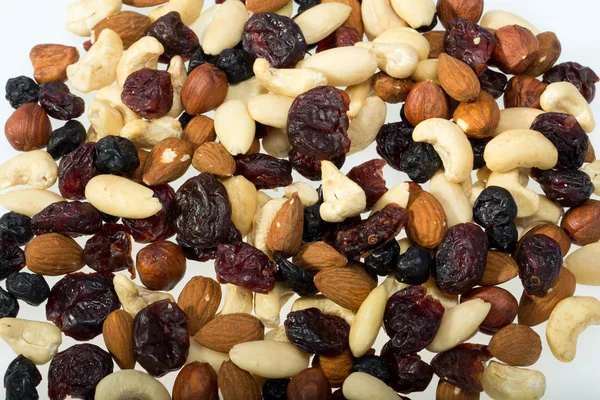Gemischte Nüsse und Trockenfrüchte isoliert auf weißem Hintergrund — Stockfoto