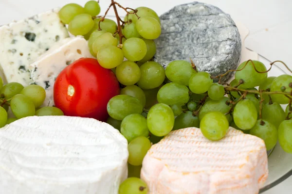 Käse mit weißen Trauben und Tomaten — Stockfoto
