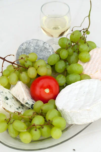 Сыр с белым виноградом и помидорами — стоковое фото