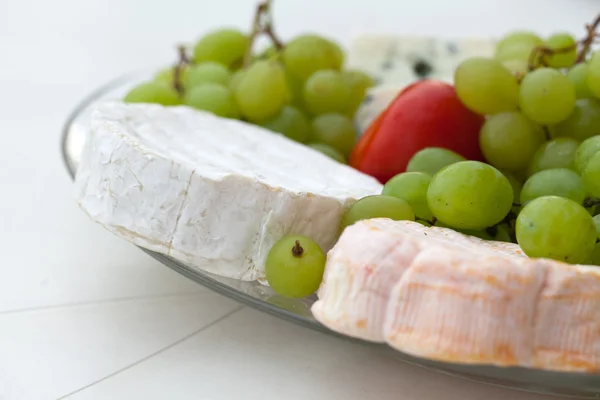 Queso con uvas blancas y tomate — Foto de Stock