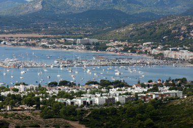 pollenca liman manzarasına. Majorca, İspanya