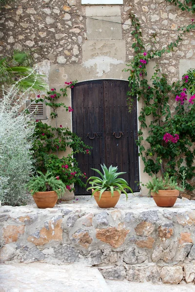 Vecchia strada affascinante nel villaggio spagnolo Valldemossa, Maiorca — Foto Stock