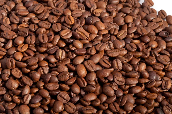 Grains de café fermer isolé sur blanc — Photo