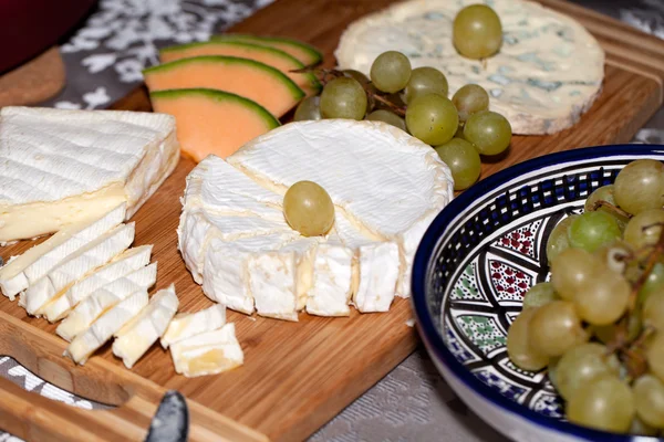 Käse mit weißen Trauben. Nahaufnahme — Stockfoto