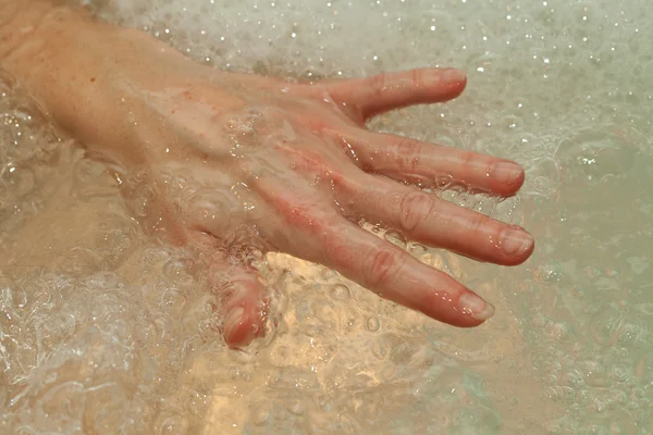 Die Wassermassage müder Hände — Stockfoto