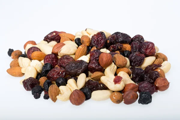 Frutos secos y frutos secos mezclados aislados sobre fondo blanco —  Fotos de Stock