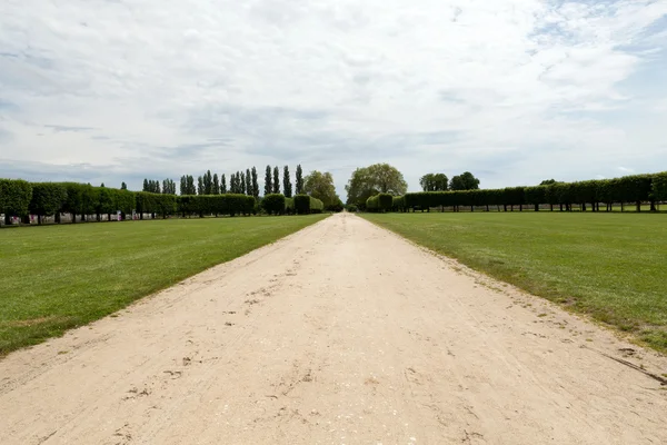 Il grande prato e il parco intorno al castello Chambord. Francia — Foto Stock