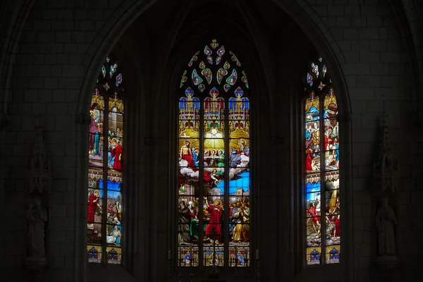 Υαλογράφημα παράθυρο στην εκκλησία του st etienne. Chinon, κοιλάδα vienne, Γαλλία — Φωτογραφία Αρχείου