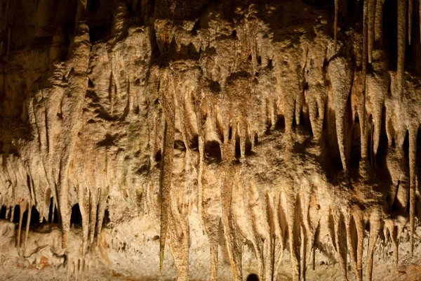Höhlen von Drach mit vielen Stalagmiten und Stalaktiten. Mallorca, Spanien — Stockfoto
