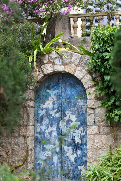 Velha rua encantadora na aldeia espanhola Valldemossa, Maiorca — Fotografia de Stock