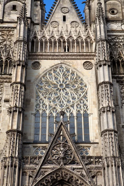 哥特式大教堂圣本届图尔，卢瓦尔河谷的法国 — 图库照片