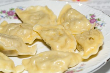 Hamur köfteleri peynir, lahana ve patates dolgulu pastırma.