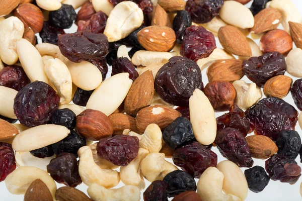 Gemischte Nüsse und Trockenfrüchte isoliert auf weißem Hintergrund — Stockfoto
