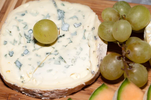 Сир з білим виноградом. крупним планом — стокове фото