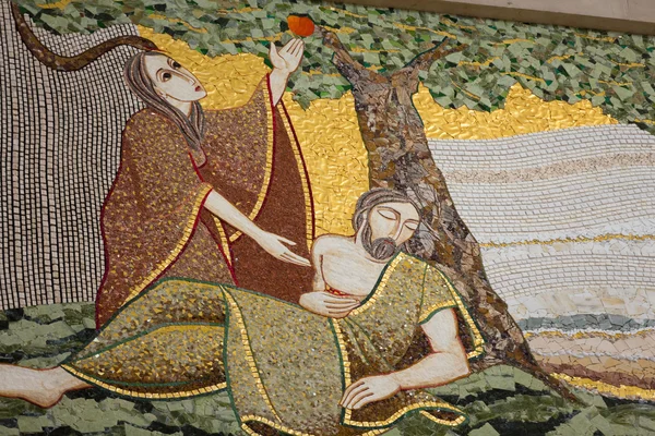 Krakau, lagiewniki - das Zentrum von Papst Johannes Paul II. Mosaiken an der Kirchenwand mit biblischen Szenen — Stockfoto