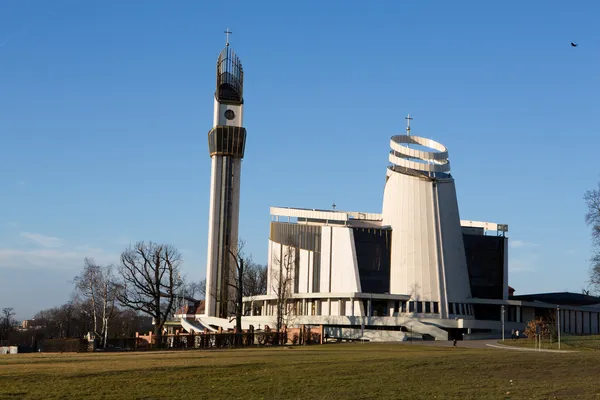 Krakkó, Lagiewniki - Az Isteni Irgalmasság Szentélye, az Isteni Irgalmasságnak szentelt római katolikus bazilika, mint a Szent Faustina Kowalska nyughelye — Stock Fotó