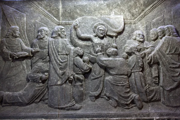 Krakau, lagiewniki - das Zentrum von Papst Johannes Paul II. einzigartige Reliefs aus Salz in der Kapelle st kingas - Jesus vertreibt Händler aus dem Tempel — Stockfoto