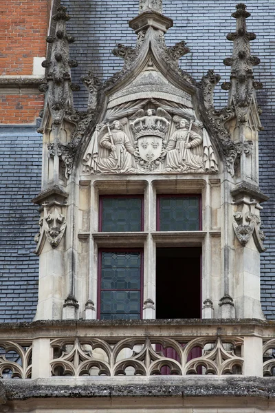 Slottet av blois.the fönster i den gotiska flygeln av LouisXII. Loiredalen, Frankrike — Stockfoto