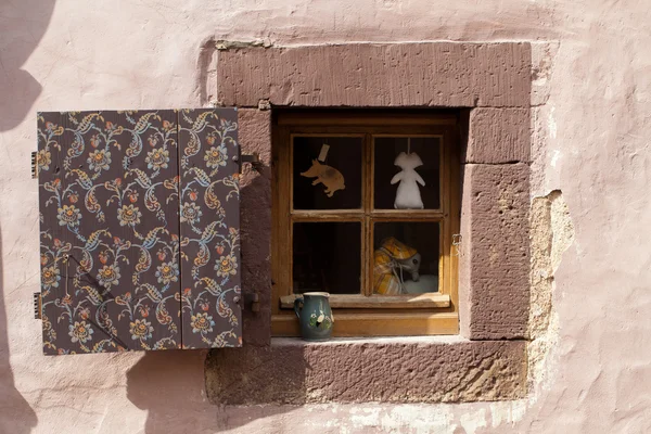 Okenice s malovanými motivy květin — Stock fotografie
