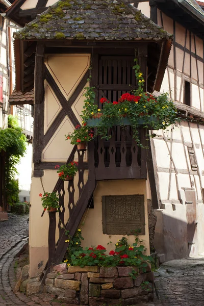 Straat met middeleeuwse vakwerkhuizen in eguisheim dorp — Stockfoto