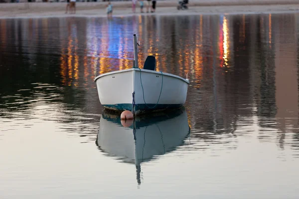 Schöne Sonnenuntergangsszene mit einem kleinen Boot — Stockfoto