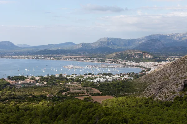 Der panoramablick auf den pollenca port. Mallorca, Spanien — Stockfoto