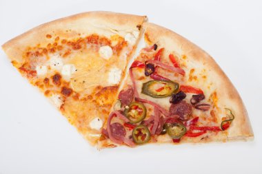 Beyaz arka plan üzerinde izole lezzetli İtalyan pizza