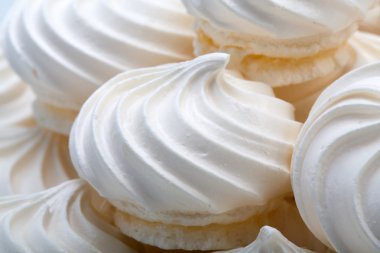 Fransız vanilya kremalı kurabiye beyaz zemin üzerine