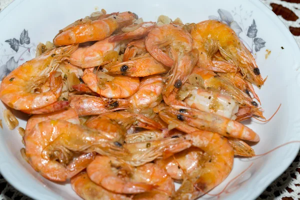 Fresh gulf shrimps with garlic fried in olive oil — Stock Photo, Image