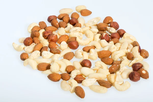 Frutos secos mezclados avellanas, nueces, anacardos, piñones aislados sobre fondo blanco — Foto de Stock