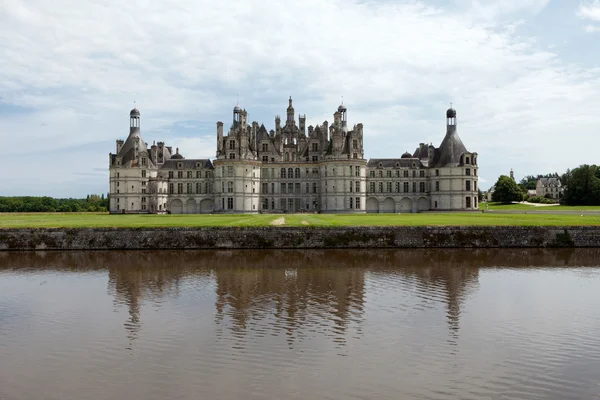 Zamek chambord, w dolinie rzeki cher, Francja — Zdjęcie stockowe