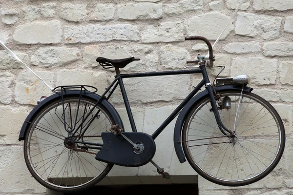 Bicicletas de estilo antigo penduradas na parede de pedra — Fotografia de Stock