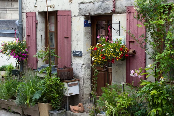 Montsoreau okouzlující malé zemi město v údolí Loiry — Stock fotografie