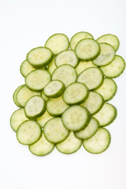 Beyaz arka plan üzerinde izole taze dilimlenmiş salatalık