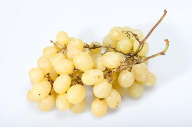 tatlı ve olgun beyaz üzüm üzerine beyaz izole