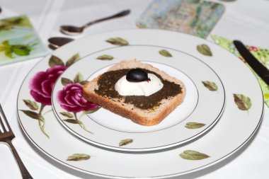 pesto sos, mozzarella ve Siyah Zeytin tost