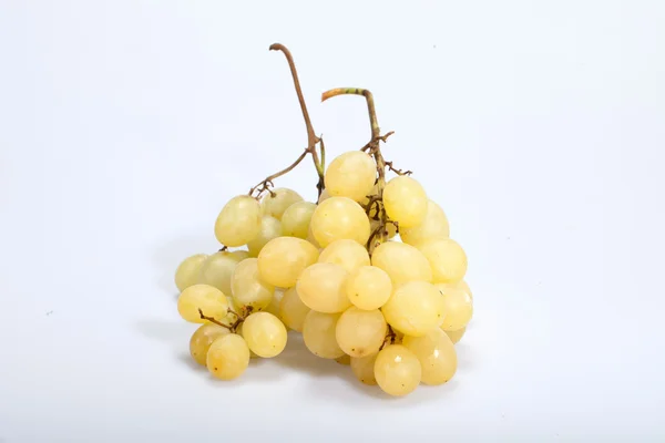 Uvas blancas dulces y maduras aisladas sobre blanco — Foto de Stock