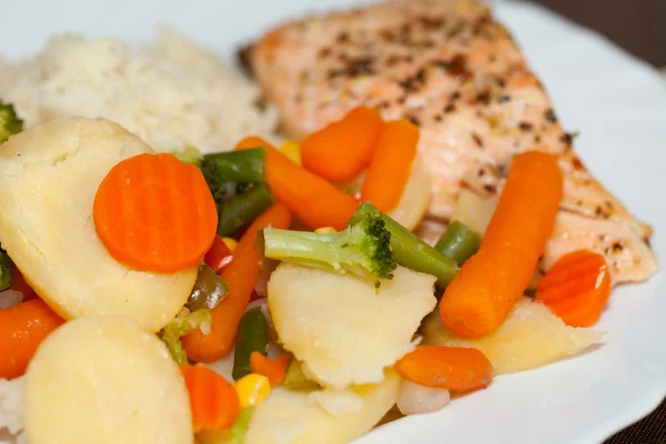 Une alimentation saine. Le saumon aux légumes — Photo