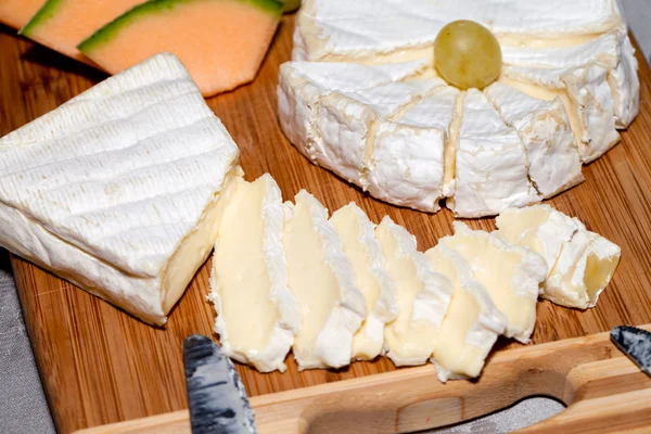 Käse mit weißen Trauben. Nahaufnahme — Stockfoto