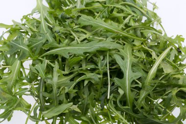 beyaz zemin üzerinde izole ruccola yığını bırakır